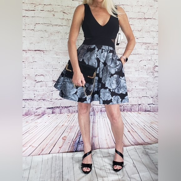 NWT Xscape Fit & Flare Cocktail Dress with Pockets! Size 4 - Picture 1 of 8
